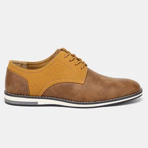 Vue de profil des chaussures derby décontractées pour hommes en marron et beige