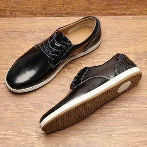 Detalle de zapatos casuales para hombre con acabado de charol y textura de cocodrilo
