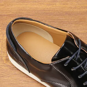Vista detallada del acolchado interior cómodo de un zapato casual de cuero masculino