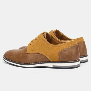Vue latérale détaillée de chaussures décontractées bicolores en cuir pour hommes