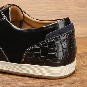 Primer plano del talón de zapato casual en cuero negro con textura de cocodrilo y ante azul.