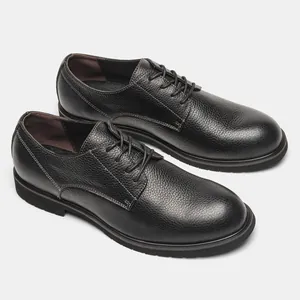 Vista dettagliata della pelle martellata di queste eleganti scarpe Derby nere da uomo