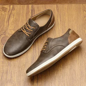 Zapatos informales de cuero marrón para hombre con cordones y suela de goma blanca