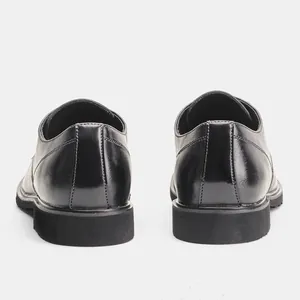Vista posteriore di scarpe stringate da uomo in pelle nera con suole spesse e resistenti