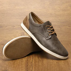 Detalle de zapatos casuales marrones para hombre con suela de goma con patrón panal