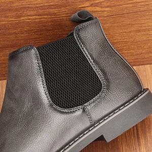 Primo piano dello stivale Chelsea in pelle grigia vintage con inserto elastico laterale