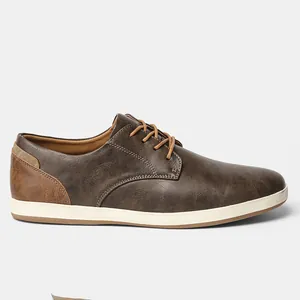 Vista lateral de zapatos casuales de cuero marrón de calidad para hombre con suela blanca