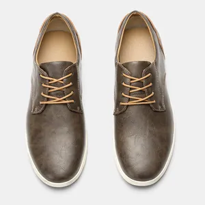 Vista superior de zapatos informales de cuero marrón para hombre con cordones