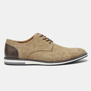 Vue latérale détaillée de chaussures derby pour hommes en cuir marron texturé et chic