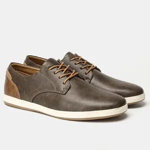 Primer plano de zapatos casuales marrones para hombre con suelas blancas y cordones