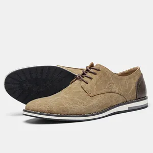 Vue détaillée de chaussures décontractées en cuir beige pour hommes avec semelle bicolore.