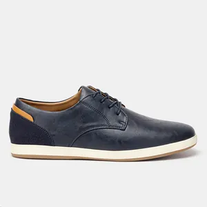 Zapatos casuales de hombre tipo derby azul marino con suela blanca de goma y detalle