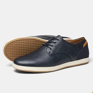 Perfil lateral de zapatillas oxford casuales para hombre en azul marino con textura de piel