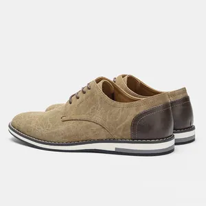 Vue de côté de chaussures décontractées pour hommes en cuir bicolore respirant kaki