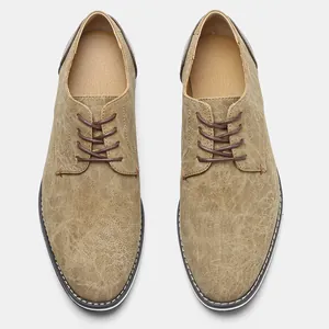 Vue de dessus détaillée de chaussures décontractées en cuir marron pour hommes.