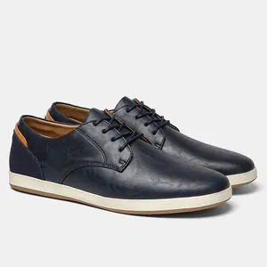 Zapatos casuales azul marino para hombre con suela blanca y detalles marrones en el talón