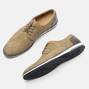 Vue détaillée des chaussures décontractées en cuir pour hommes avec tige texturée et semelle