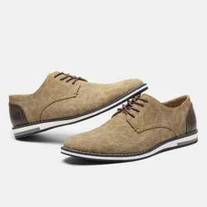 Vue latérale de chaussures de ville décontractées en cuir marron texturé pour homme