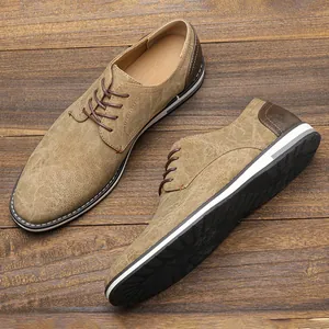 Détail de chaussures décontractées pour hommes en cuir marron avec semelle bicolore