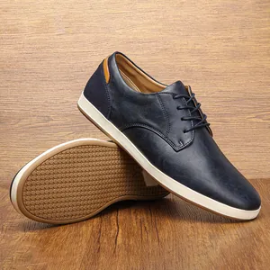 Vista detallada de zapatos casuales de cuero azul marino para hombre con suela antideslizante