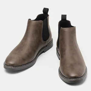 Dettaglio degli stivali Chelsea marroni da uomo stile vintage con pannelli laterali elastici