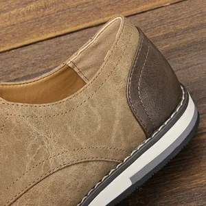 Gros plan d'une chaussure décontractée pour homme en cuir montrant le talon et les coutures.
