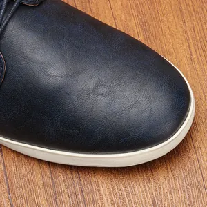 Primer plano de la textura de cuero sintético azul y suela blanca de un zapato casual hombre