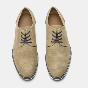 Vue de dessus de chaussures décontractées kaki respirantes pour hommes avec lacets bleus