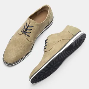 Vue détaillée des chaussures décontractées en daim kaki pour hommes avec perforations