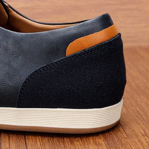 Primer plano detallado del talón de un zapato casual para hombre en cuero azul marino
