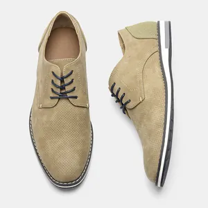Vue détaillée de chaussures décontractées kaki pour hommes avec lacets bleus élégants et confort