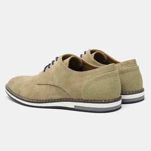 Détail de chaussures derby décontractées pour hommes en kaki avec talon texturé