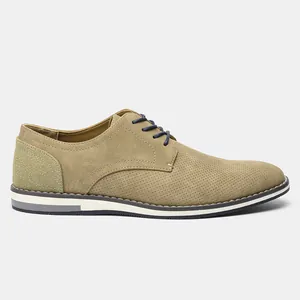 Vue détaillée de profil d'une chaussure décontractée pour homme en daim kaki avec lacets