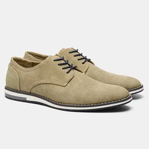 Détail de chaussures décontractées pour hommes en kaki avec lacets bleus et perforations.