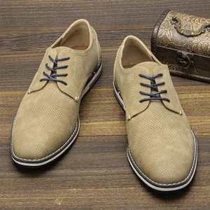 Vue détaillée de chaussures décontractées en daim perforé beige pour hommes avec lacets bleus