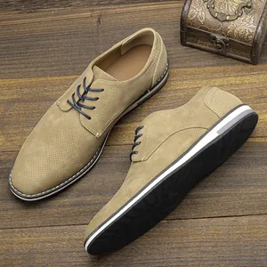 Vue détaillée de chaussures décontractées pour hommes en daim kaki avec motif perforé.
