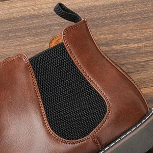 Dettaglio macro dello stivaletto Chelsea da uomo in pelle marrone vintage con elastico