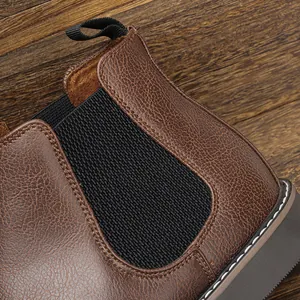 Dettaglio dello stivaletto Chelsea in pelle marrone con pannello elastico e cuciture