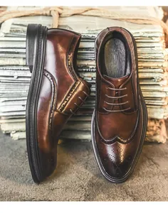 Vista detallada de zapatos brogue de cuero marrón con diseño wingtip y suelas gruesas