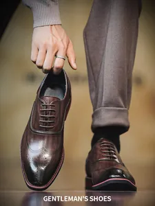 Λεπτομέρεια καφέ δερμάτινων παπουτσιών brogue για άνδρες σε επιχειρηματικό στυλ