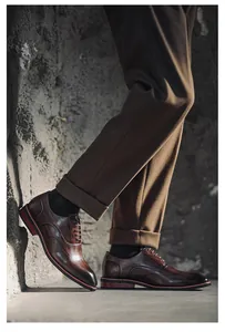 Λεπτομέρεια από καφέ δερμάτινα παπούτσια brogue με κλασικό σχέδιο και κορδόνια