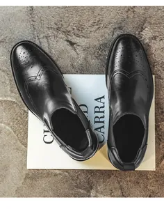 Draufsicht auf schwarze Chelsea-Boots aus Leder mit eleganten Brogue-Verzierungen
