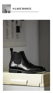Klassieke zwarte leren heren Chelsea boot met elastische zijpanelen en een ronde neus.