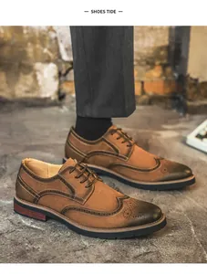 Λεπτομέρεια από καφέ σουέτ brogue derby παπούτσια με vintage σκαλιστά σχέδια στο πλάι.
