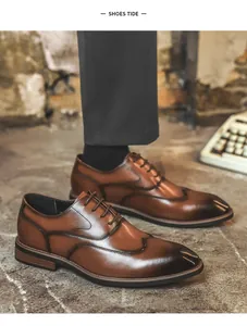 Nahaufnahme von braunen Herren-Oxfordschuhen aus Leder mit eleganten Brogue-Details.