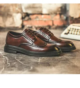 Vista detallada de zapatos de cuero brogue marrones con elegante diseño de wingtip