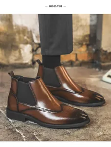 Detail von braunen Herren Chelsea-Boots aus Leder mit Brogue-Design und Gummizug