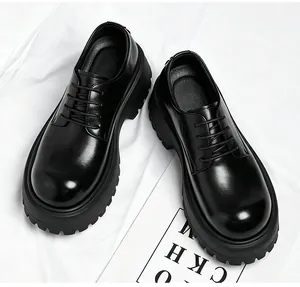 Detailansicht schwarzer Derby-Schuhe mit dicker Sohle aus poliertem Leder und Profil.
