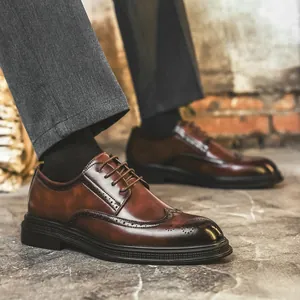 Zapatos de vestir para hombre en cuero marrón con diseño clásico de brogue suave.
