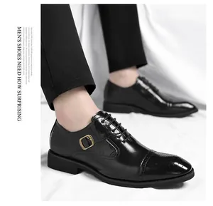 Detail von schwarzen Leder-Business-Schuhen mit goldener Schnalle und Brogue-Mustern